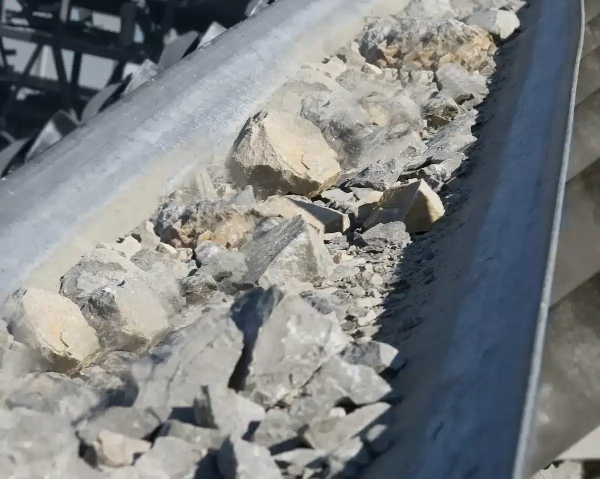 Aggregate riding a GRT conveyor belt
